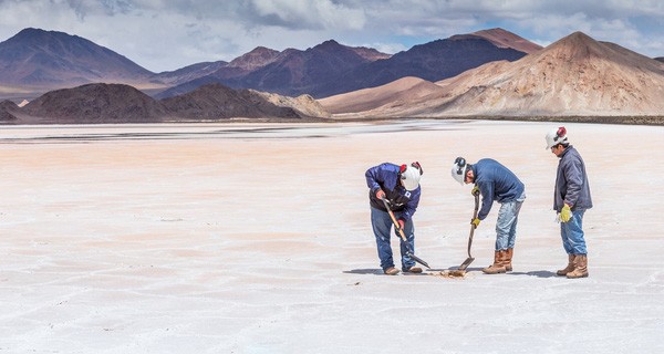 Cơn sốt xe điện đang gây nên cuộc đại chiến Lithium tại Châu Mỹ Latinh như thế nào?